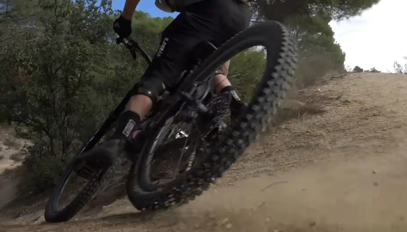 How Do Mountain Bike Tubeless Tires Work